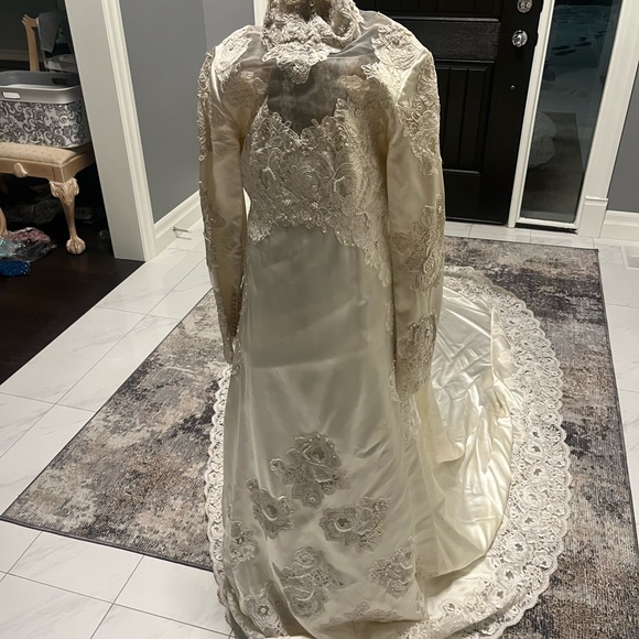 Classic vintage wedding dress with train size extra small off white - Picture 10 of 12